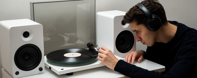Turntable and speakers - Istock 2197494868