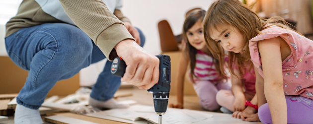 Electric screwdriver - Istock 2214827040
