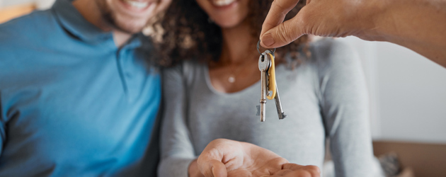 Couple buying a home - Istock 1702480790